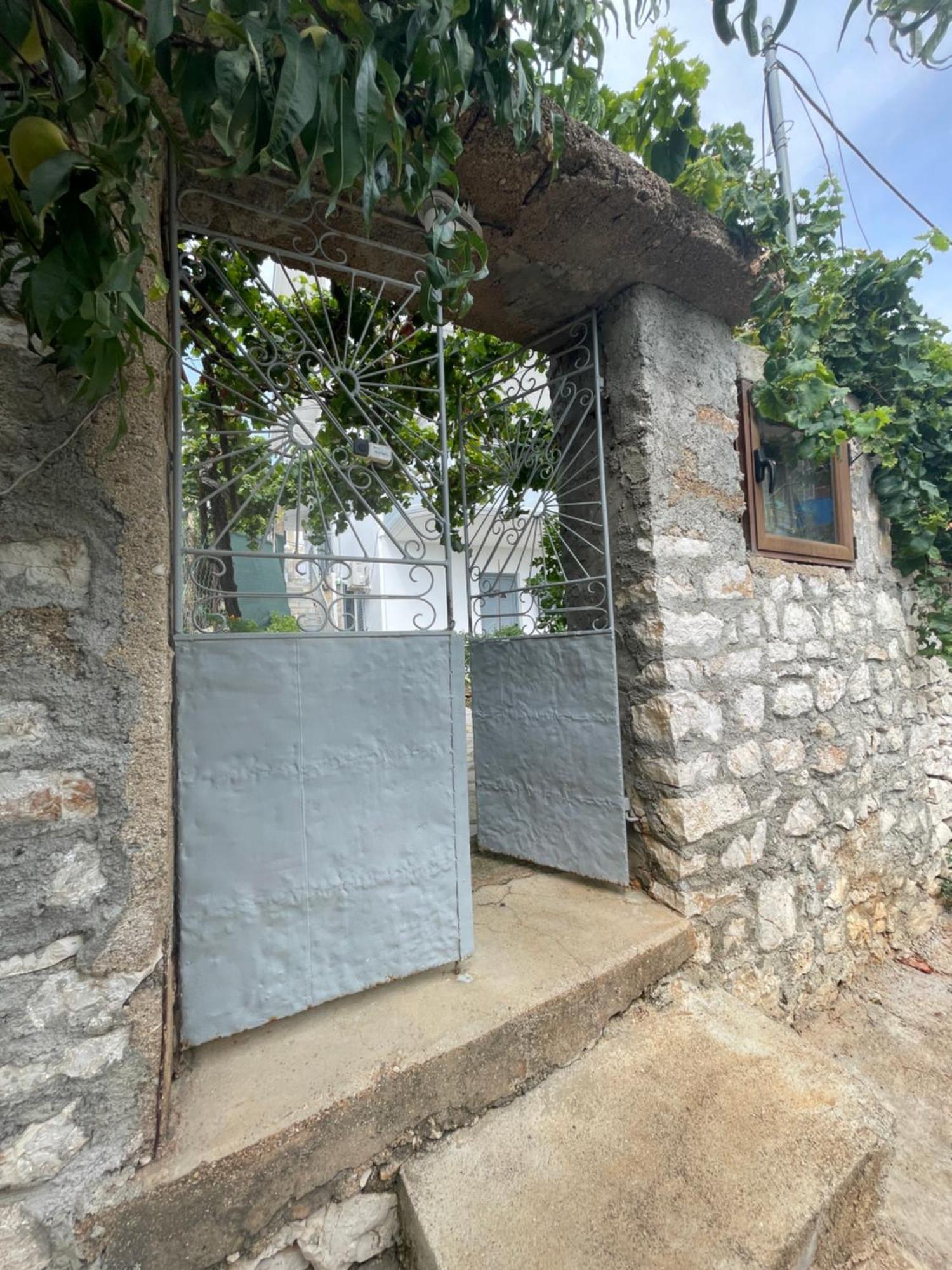 Tasos Himare